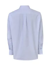 Camisa de vestir de manga larga, color celeste y blanco, con patrón de rayas verticales finas. Presenta cuello button-down y un pequeño logo bordado en el bolsillo del pecho.