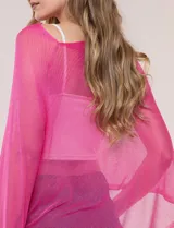 Poncho liviano de tejido de punto fino calado, color blanco, con silueta asimétrica envolvente, escote bote drapeado y mangas integradas estilo capa.