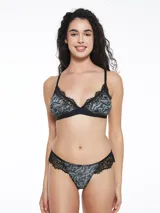 Bralette de encaje con estampado botánico en tonos verdes y negros, con detalles de puntilla en los bordes y breteles finos ajustables.