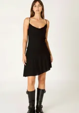 Vestido corto de color negro con tirantes finos y escote drapeado. Presenta un corte fluido con falda de diseño asimétrico y caída ligera.