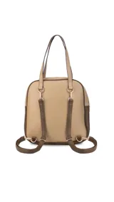 Mochila color bordó con doble asa superior, correas traseras regulables y bolsillo frontal con cierre. Se puede usar como mochila o como cartera.