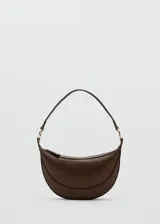 Bolso de hombro pequeño con diseño ovalado y textura granulada. Cuenta con cierre de cremallera superior, asa corta fija y herrajes metálicos en tono dorado.