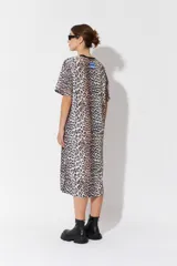 Vestido largo de poliéster con estampado animal print y cuello redondo con ribete negro.