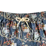 Short de baño Von Braun con estampado floral en tonos azules, naranjas y blancos. Cuenta con cintura elástica, dos bolsillos laterales y un bolsillo trasero con solapa y etiqueta de la marca.
