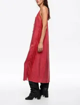 Vestido midi de corte recto, color rojo, con escote en V, tirantes finos y cierre frontal de botones. Presenta detalles de encaje en el escote y en los laterales.