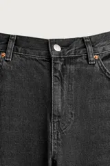 Jeans flare fit de tiro medio, confeccionados en denim de algodón color azul con efecto deslavado. Diseño ajustado en la parte superior y abierto en campana desde la rodilla, con cinco bolsillos y cierre frontal con cremallera y botón.