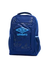 Mochila deportiva Umbro color azul, con estampado sutil en el panel frontal y logo de la marca en celeste. Cuenta con compartimento principal con cierre, bolsillos laterales de red y manija superior reforzada.
