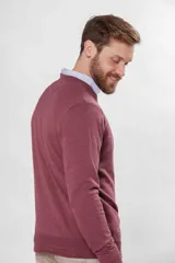 Sweater de hilo color borgoña, con cuello en V y logo bordado en el pecho.