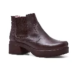 Bota corta de cuero negro con elásticos laterales, taco bajo y plataforma.