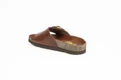 Sandalias marrones de cuero con suela tipo corcho y una tira ancha en el empeine con hebilla metálica grande.