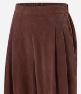 Pantalón wide leg de lyocell marrón, con pinzas delanteras, caída fluida y cintura elastizada en la espalda.