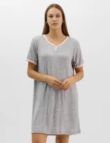 Camisón corto de corte recto y textura acanalada, color azul marino con estampado floreado en tonos celestes y blancos. Presenta mangas cortas y escote en V con aplicación de pequeños botones.