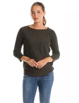 Buzo de tejido fino con cuello redondo, manga tres cuartos con puños acanalados y detalle de pespunte vertical en el frente. Presenta un diseño liso con aplique de botones en la espalda.