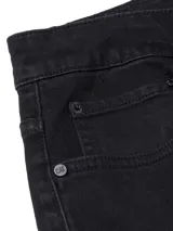 Pantalon de corte recto y diseño de cinco bolsillos, confeccionado en denim negro con cierre de cremallera y detalles de la marca.