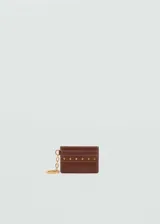 Porta documentos y tarjetero de poliuretano efecto piel color marrón, con múltiples ranuras para tarjetas, costuras decorativas contrastantes, logo metálico dorado en la parte frontal y llavero con cadena y argolla dorada.