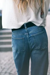 Jean de denim azul claro con ligero efecto desgastado, tiro alto y pierna ancha. Presenta bolsillos parche cuadrados en la parte trasera y bolsillos delanteros con solapa. El bajo es ancho y está diseñado para apilarse.