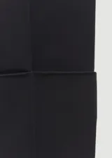 Pantalon de vestir negro de corte recto y tiro medio, con pliegues decorativos, trabillas para cinturón y cierre oculto. Incluye forro interior.