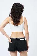 Top blanco sin costuras, de breteles finos y terminación acanalada.