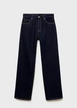 Jeans rectos de tiro medio color azul oscuro, con cinco bolsillos, trabillas para cinturón y cierre frontal con botón y cremallera.