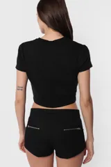 Remera blanca de jersey corte baby tee con cuello alto de ribb complemento. Estampa en delantero con la frase "30 million dolar babe" en color azul.