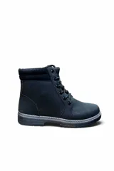 Bota corta de cuero sintético color azul con cordones, suela track tostada y detalle de cuello tejido en lana tono sobre tono.