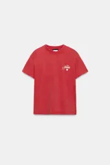 Remera de algodón con efecto lavado, de corte regular, cuello redondo y manga corta. Presenta un pequeño estampado en el pecho con la inscripción 'Like Jennie' y un corazón.