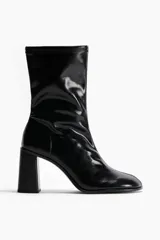 Botines negros de diseño ajustado con acabado brillante, punta cuadrada, costura frontal central y tacón grueso.