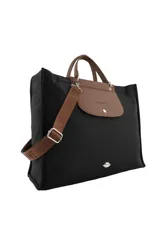 Cartera tipo tote de diseño amplio en color beige, con solapa superior y asas en color marrón. Incluye una correa larga regulable y desmontable con logo grabado, y un aplique metálico en forma de labios en la parte inferior.