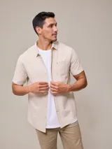 Camisa de manga corta con rayas verticales azules y blancas, confeccionada en algodón.