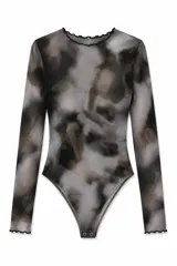 Body de tul elastizado con estampado tie-dye en tonos grises y negros, de manga larga, cuello redondo y terminaciones con ondas.