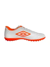 Championes de fútbol Umbro Classic II TF, color negro con detalles en verde neón. Capellada de cuero sintético y suela de goma con tapones para césped artificial.