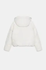 Anorak acolchado de corte corto, resistente al agua y al viento. Cuenta con cuello subido, capucha ajustable con cordones, cierre frontal con cremallera y bolsillos laterales con forro polar. El bajo es ajustable mediante cordones elásticos.