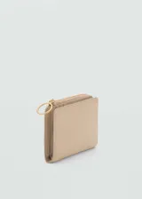 Billetera pequeña de efecto piel abatanada en color beige, con cierre de cremallera superior y logo grabado en el frente.