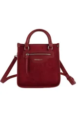 Cartera tipo bandolera de Las Oreiro, confeccionada en material efecto gamuza color bordó. Presenta doble asa superior, correa larga ajustable y extraíble, y un bolsillo frontal con cierre metálico y detalle de logo grabado.