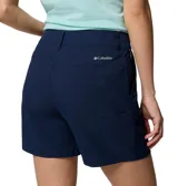Short azul marino Columbia Leslie Falls II para mujer, de tiro medio con tecnología avanzada de repelencia Omni-SHIELD, bolsillos laterales con cierre y trabillas para cinturón.