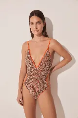 Traje de baño enterizo tejido a crochet en tonos beige y naranja, con escote en V y tirantes finos.