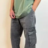 Pantalón jean cargo gris con efecto lavado, corte recto y bolsillos laterales.