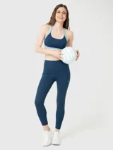 Calza deportiva de largo tobillero color azul, con pretina de tiro alto y bolsillo lateral. Confeccionada en tejido suave con tecnología de Aloe Vera.