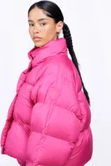 Campera puffer corta, oversize y abullonada color fucsia.
