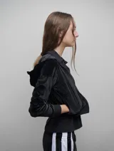 Campera con capucha de terciopelo negro, con cierre frontal completo y puños y cintura acanalados.