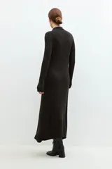 Vestido largo tejido de punto color verde oliva, con cuello polo y cierre metálico.