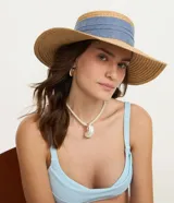 Sombrero de playa Bossa Nossa en fibra de papel color tostado, con copa recta y detalle de cinta de algodón en tono celeste.