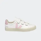 Championes Veja Recife ChromeFree blancos con logo lateral y talón en rosa. Cierre con tres tiras de velcro.