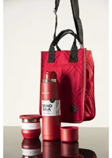 Bolso matero de diseño vertical con efecto capitoné y costuras romboidales, color verde militar. Cuenta con manijas cortas superiores y una correa ajustable para el hombro con la inscripción de la marca. Incluye un pequeño aplique circular con logo en la parte inferior.