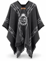 Poncho gris oscuro con cuello en V, detalles geométricos tejidos en tonos más claros, flecos en los bordes y el escudo nacional bordado en el pecho.