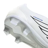 Championes de fútbol Adidas Predator Club FG/MG, color blanco con lengüeta azul plegable y detalles en negro y rojo.