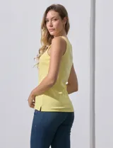 Musculosa amarilla de algodón con cuello redondo y sisas anchas.