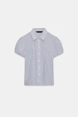 Camisa de algodón con estampado de cuadros, cuello solapa, mangas cortas abullonadas y detalle de fruncido elástico en el pecho. Cierre frontal con botones.