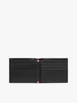 Billetera plegable de piel color negro con textura acanalada y logo esmaltado de la marca en la parte frontal.