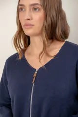 Campera de punto gris con cierre frontal completo, cuello redondo y mangas anchas. Presenta un detalle de tirador de cuero en el cierre.